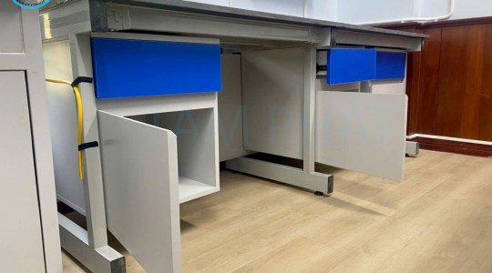 5 Yếu Tố Cần Xem Xét Khi Lựa Chọn Bàn Thí Nghiệm Áp Tường Cho Phòng Lab