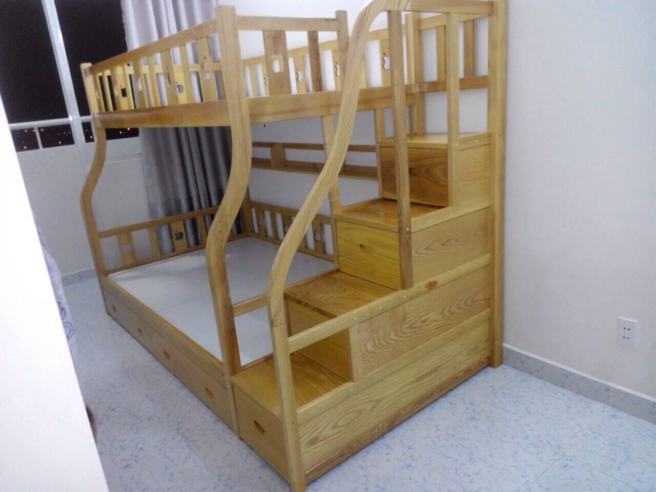 Giường tầng gỗ sồi GTG05, cầu thang trái, màu vân gỗ